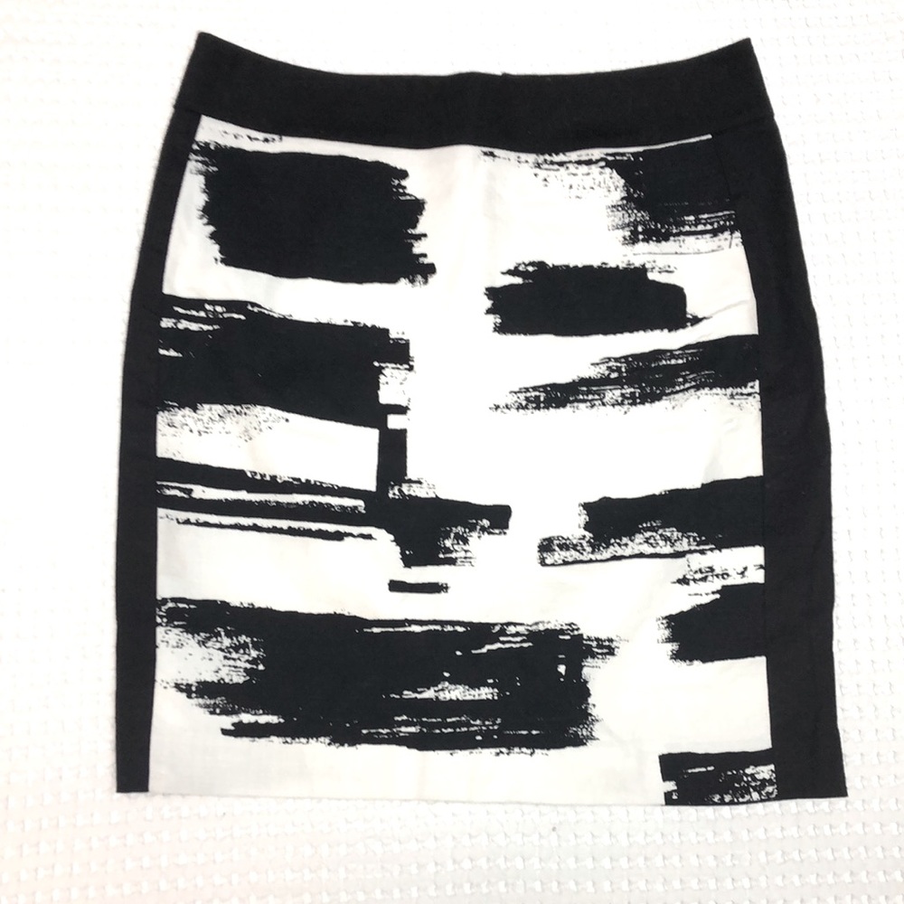ANN TAYLOR - Size 6 - Contemporary Black & White Lined Skirt